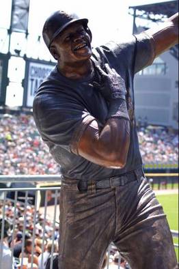 White Sox unveil Baines statue